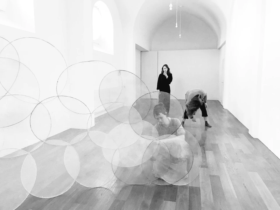 Raumarbeit aus Fiberglas und Gaze im Ausstellungsraum