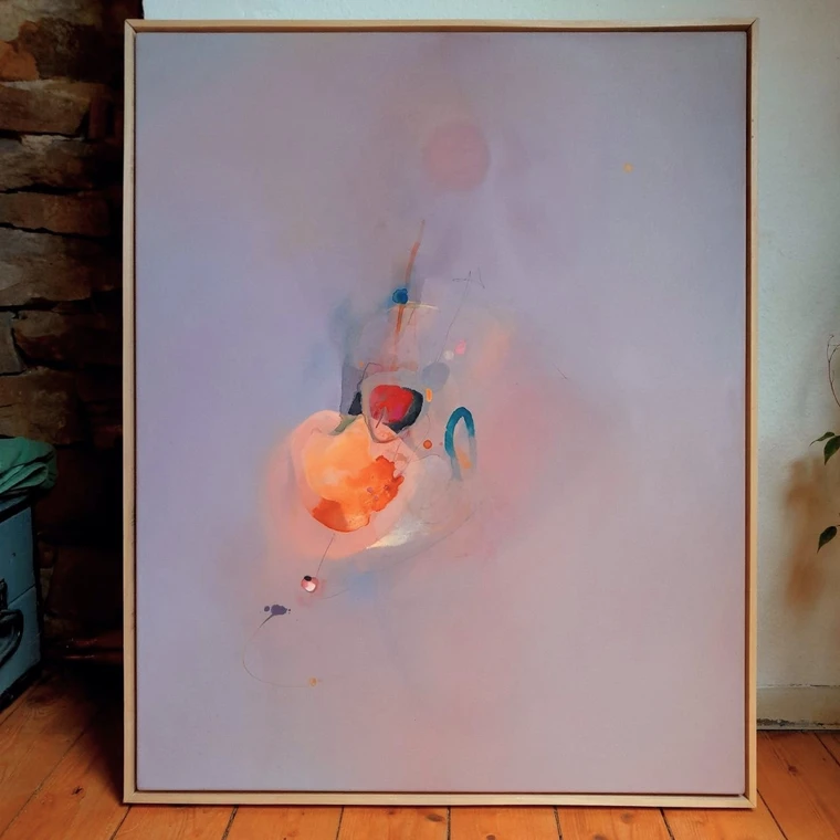 Gemälde im Atelier, an die Wand gelehnt