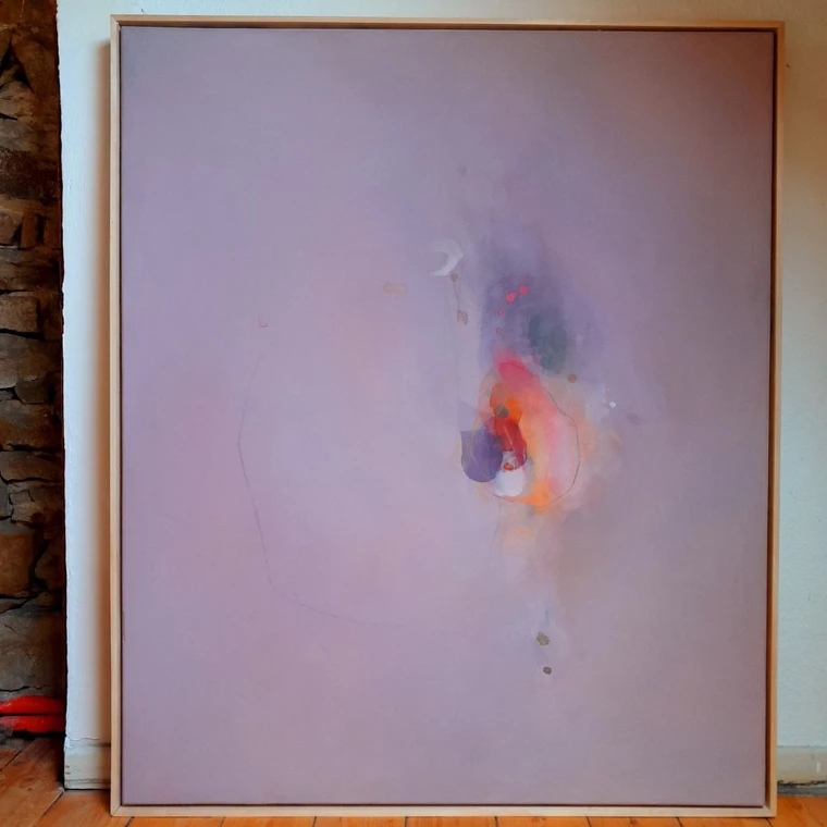 Gemälde im Atelier, an die Wand gelehnt