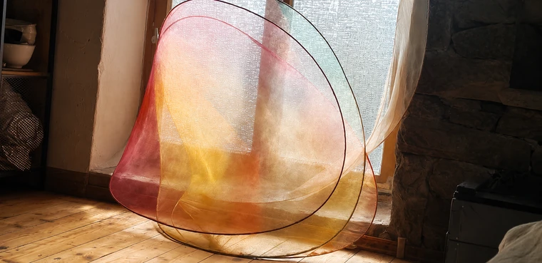 Raumarbeit aus Gaze am Fenster