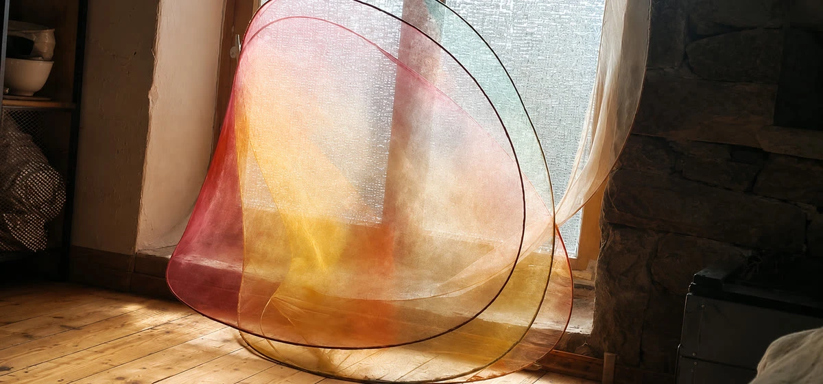 Raumarbeit aus Gaze am Fenster